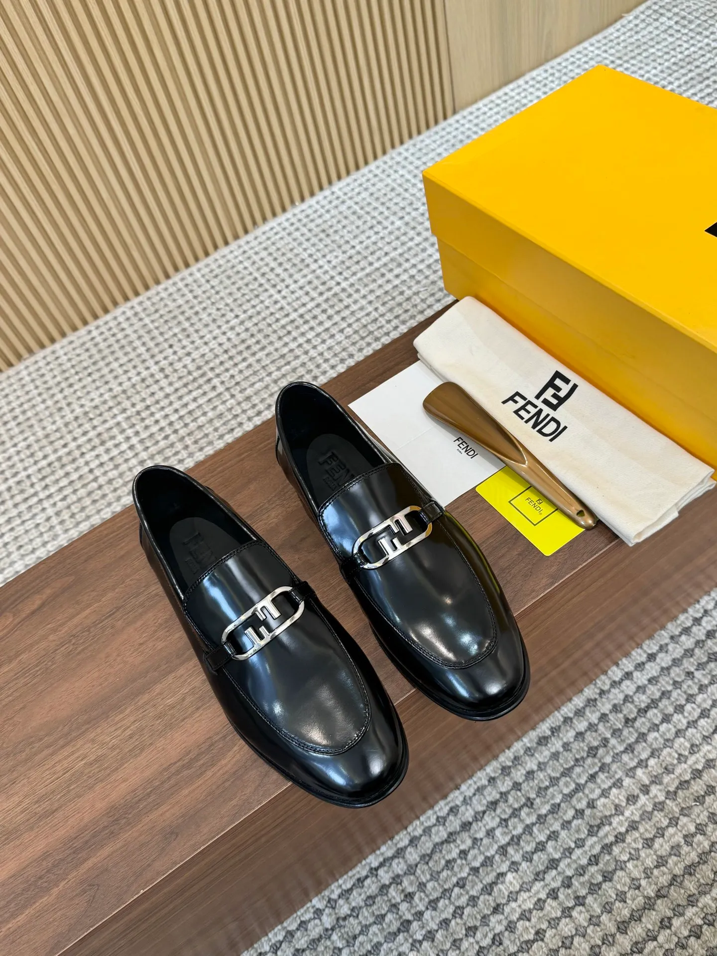 [FENDI] Top P: 980💰 ▪️Size: Men's 39-44. (Customized at 38.45.46) Fendi men's business casual leather shoes Imported brand cloth/calfskin/open edge beads/brand logo printing -Inside: Comfortable cowhide lining -Outsole: Genuine leather outsole with rubber backing embedded in the heel, perfect injection molding -Ultra-high quality control·Fine workmanship: highlighted (high-end·luxury·grade)